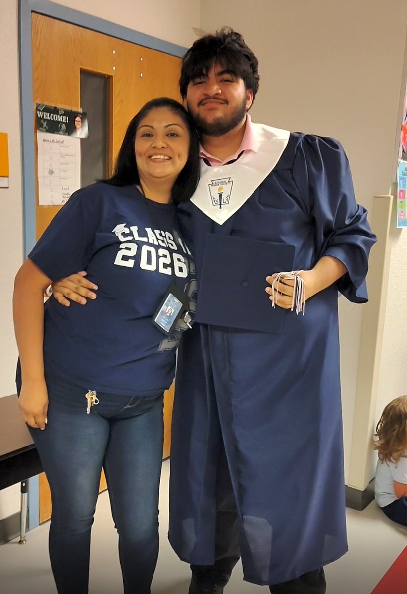 KatyJaime84's tweet photo. Celebrating the Graduates as they walk the halls of the FMG ♥️🐻🖤 Once a Grizzly, always a Grizzly! 💛🖤🐅 Blessed to have such experiences with my favorite SENIOR 💙⚓🩶 #Classof2026 @fmgilbert https://t.co/GHA30Dn3Ks