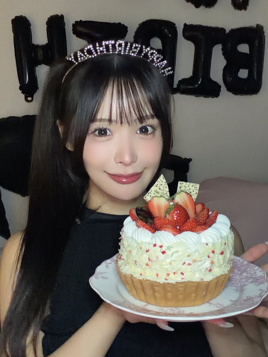 mitsuri_n0601's tweet photo. 今日は私の誕生日💖
24歳の私もよろしくお願いしますっ

お誕生日動画も姉アカウントでtiktokに上がるのでフォローしてね🫶
https://t.co/6ss41c5GlM https://t.co/4IQahGjW3x