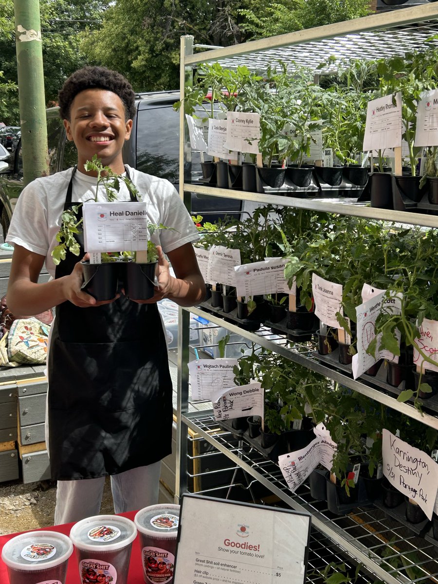 PhilipWeiss5's tweet photo. @RickoverNavalHS  
Rickover Naval worked with The Chicago Tomato Man helping provide heathy tomatoes 🍅 for family gardens around the city. https://t.co/FKwCmT8XDJ
