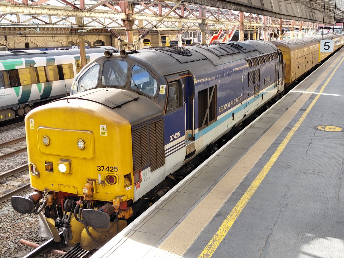 TrainiacV41582's tweet photo. 37425 Concrete Bob at Crewe today. https://t.co/qvAarFr3Mp
