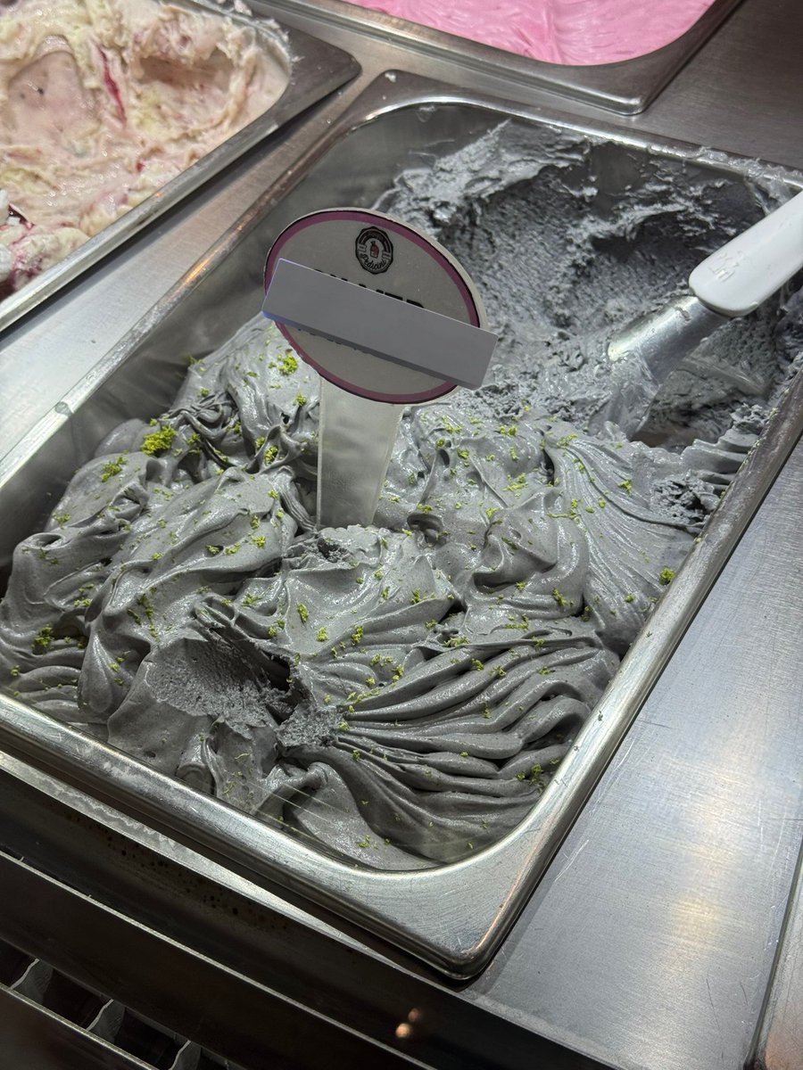 marioliveirain's tweet photo. Acabei de sair de uma gelateria e tinha esse sabor de sorvete aqui. Tirei o nome para ver se alguém acerta, eu duvido kkkkkk https://t.co/cyTXm4Fdm5