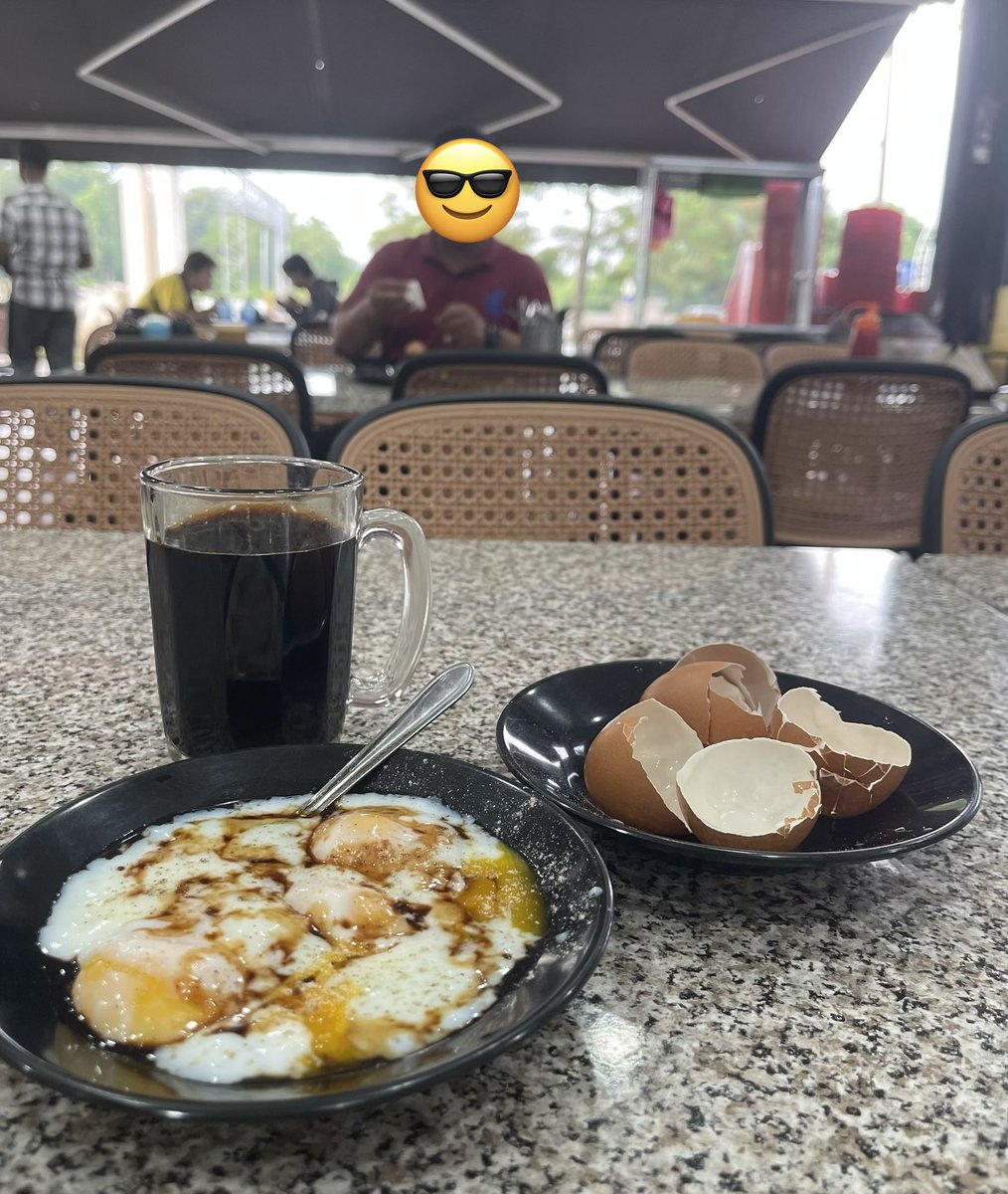 mr__zek's tweet photo. Rutin breakfast.

Kopi o 
Telur ayam 3 biji separuh masak. https://t.co/A93TEyLfHP