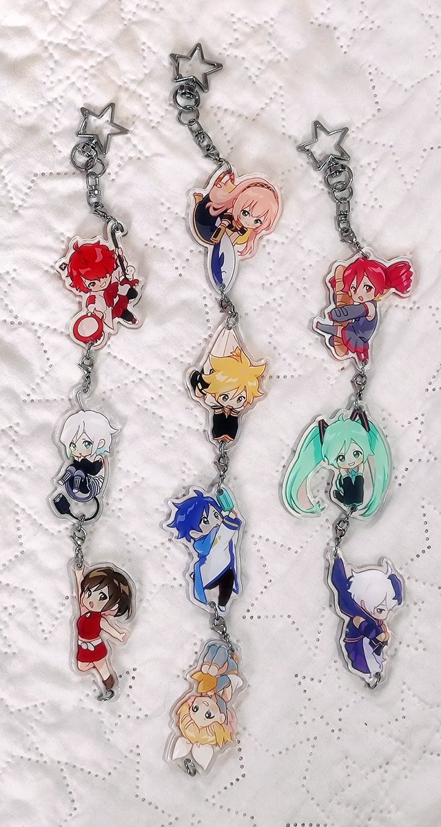 Tod_mugi's tweet photo. i made these last year as charms for an event! they were designed to be modular charms (as in, one can change the big charm's combination with different characters)

i want to add more vocas with time 

this is how it looked like (it looked better in person i swear) https://t.co/lCKWcNaMeg