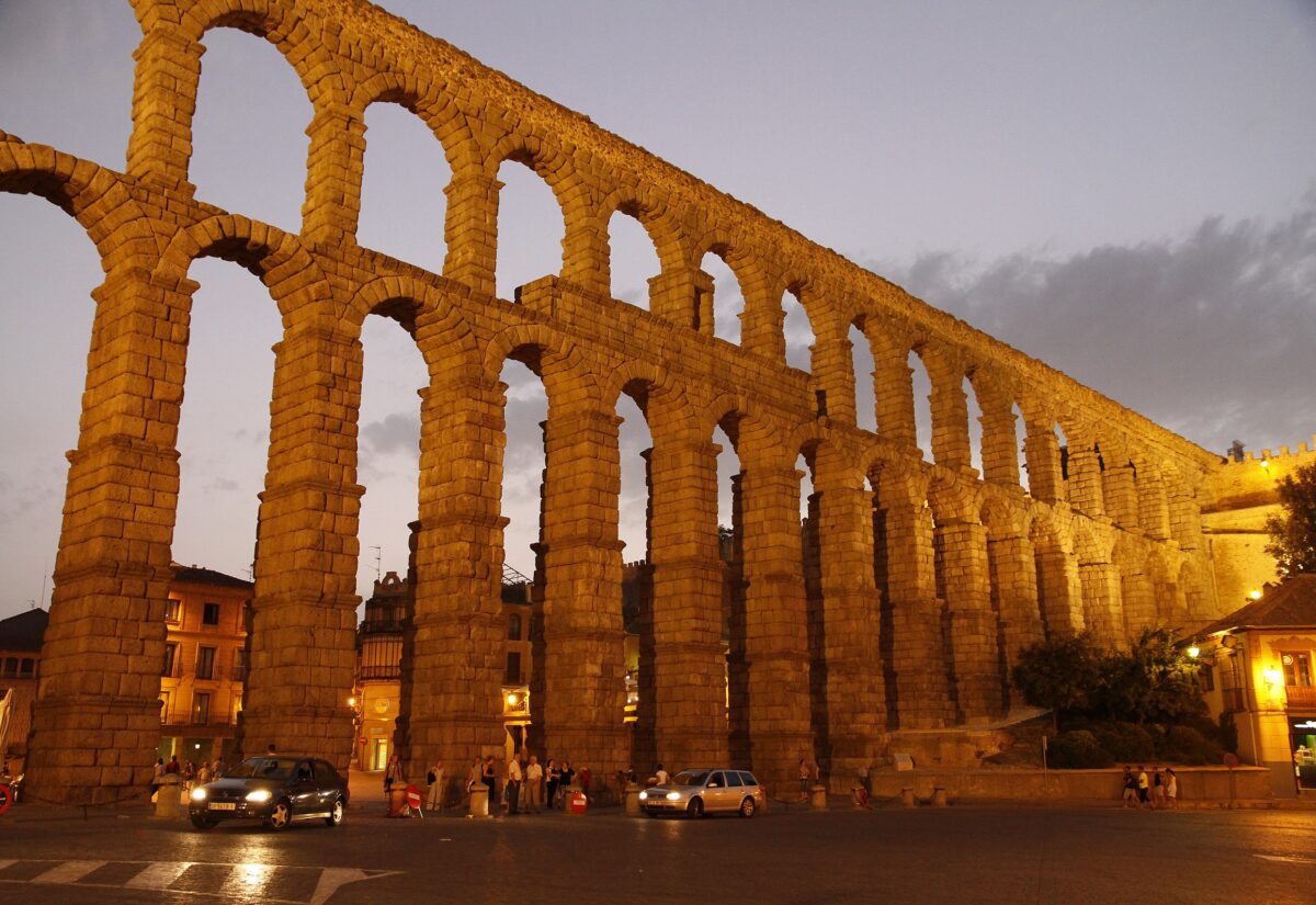 EnginerinkRX's tweet photo. El Acueducto de Segovia representa una proeza de ingeniería romana, construido sin mortero, mediante bloques de granito ensamblados con precisión. Durante siglos transportó agua aprovechando gravedad, resistencia estructural y diseño eficiente...

#Acueducto https://t.co/4ULDpoGFrL