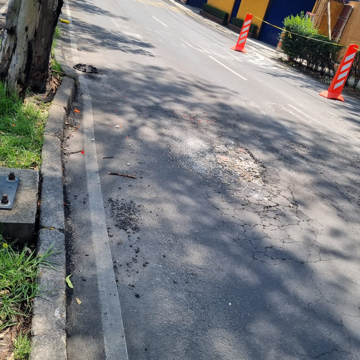 PORLASAGUILAS's tweet photo. #BACHE A FALTA DE RESPUESTA de las autoridades en vìas primarias como Calzada de Las Aguilas en la colonia #LomasDeGuadalupe en la @AlcaldiaAO, que estàn a cargo de la @SOBSECDMX  del @GobCDMX y de @ClaraBrugadaM,  los vecinos tuvieron que RELLENAR CON ARENA LOS BACHES en Calzada de Las Aguilas nùmero 1800. ¿Pero que tal el pintado de morado y amarillo de todas las vìas primarias? #LasAguilas #LasAguilasYsusAlrededores en la @AlcaldiaAO @EnlaceTAguilas @aguilas_pilares @PrivadadeCedros 👇