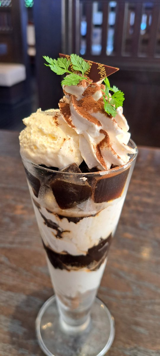 bashamichi1972's tweet photo. カフェゼリーワルツ✨
コーヒーゼリーの香りと、アイス、生クリームが調和してるよ✨おすすめの一品🎵
＃おすすめ ＃デザート ＃馬車道 https://t.co/EcswrtzRFy