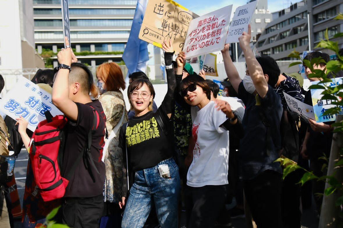 morinokaho's tweet photo. 若者憲法集会とデモに初参加しました
声を上げるのってたのしい!
沿道の通行人の方で応援してくれる方も多かったです https://t.co/3UxsJZAuBD
