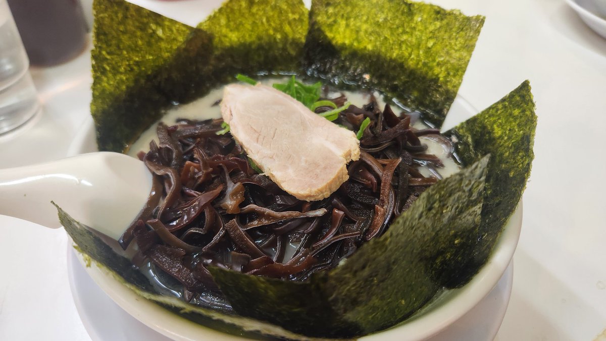 sakechan92's tweet photo. ひさびさに〆の博多天神ラーメン屋

新橋駅に向かってる途中にあったから、つい…

店によってちょっとベースのトンコツの感じが違うんだよなぁー https://t.co/Y8yv4RFBQv