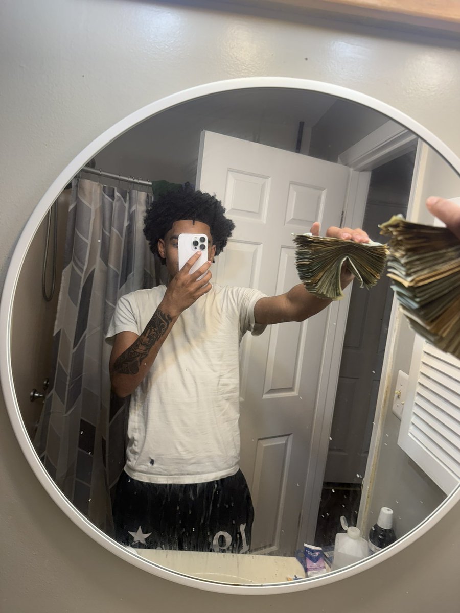 SlickYoungin_'s tweet photo. this month been crazy asab https://t.co/UxFVW439yd