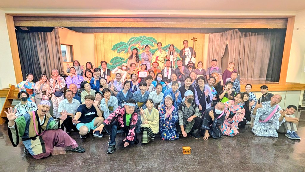 minyo_yutachita's tweet photo. Min-Yoi's（ミンヨイズ）盆踊り🍀
お越しくださった皆さま、ありがとうございました！

民謡はもともと、日本人の暮らしの中で歌われてきた歌です。
生演奏の盆踊りには、その場にいるみんなで時間をつくっていく一期一会の魅力があります。昨日は、そんな民謡のあたたかさを皆さんと一緒に感じられた気がします。

東京には、いろんなふるさとから来た人たちが暮らしています。
民謡を通して、それぞれの土地に思いを馳せるひとときになっていたら嬉しいです☺

ゲストの木津かおりさん、演奏・運営を支えてくださった皆さま、そして踊ってくださった皆さま。本当にありがとうございました。

次回は 10月12日（月・祝） 開催予定です！また一緒に踊りましょう🌸

動画はわたしの心ふるさと「村崎野音頭」🥹✨️

#みん盆