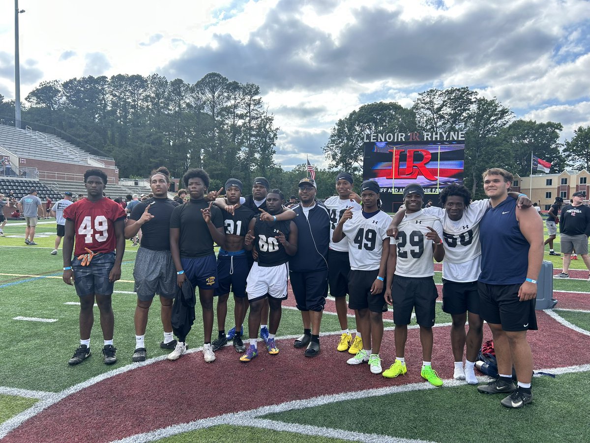 Bennett_Blayney's tweet photo. Proud to be invited by @LRBearsFootball had a great talk with @Jhilly79.
@TaborFootball https://t.co/4IszKFyO12