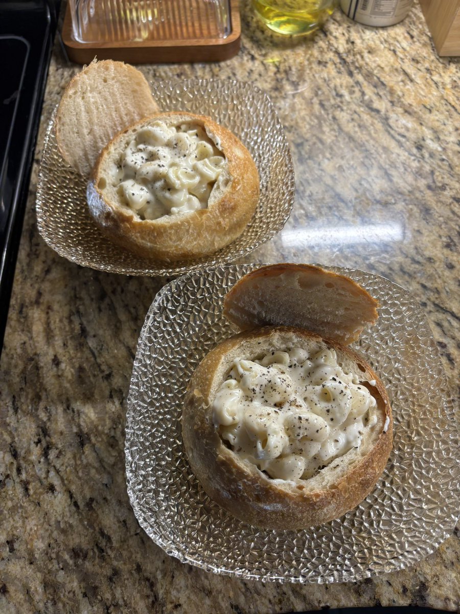 elextra__'s tweet photo. mac n cheese in sourdough bowls for dinner #domesticgoddess https://t.co/sWZgjDUAXz