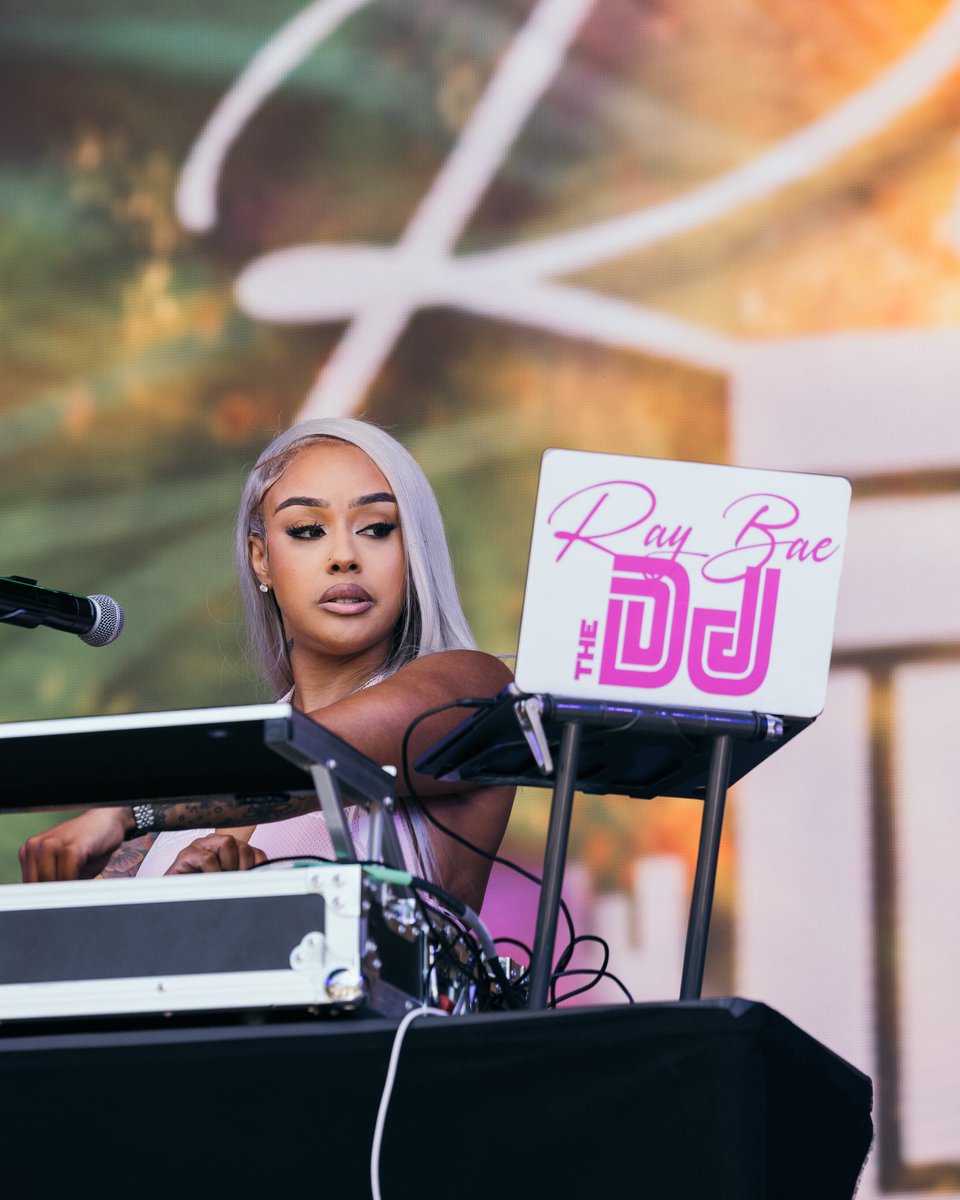 rootspicnic's tweet photo. The vibes were in good hands with Ray Bae. ✨🎶
From the first record to the last, she kept the Plateau Stage rocking and gave the crowd exactly what they came for—good music and great energy.
#RootsPicnic #RootsPicnic2026 #RayBae #PlateauStage #FestivalVibes
📸: @shaunllewellyn_
