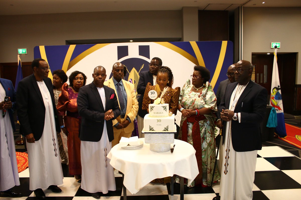 BugandaKingdom_'s tweet photo. Kabaka foundation (UK chapter) ejaguzza okuweza emyaka 30 

Omukolo gutegekeddwa ku Royal National Hotel e London mu Bungereza, okujaguza ebituukiddwako mu myaka 30 okuva Ssaabasajja Kabaka atandikawo ekitongole kino. 

Ettabi lye Bungereza nalyo lijaguzza okuweza emyaka 30 oluvannyuma lw'okutandikibwawo mu Museenene wa 1996, ate ekitebe ekikulu e Kampala kyatandikibwawo mu April 1996. 

Ku mukolo guno Ssaabasajja Kabaka yebazizza abo bonna abakwatiddeko ekitongole kino okutuukiriza omulamwa ogwakitandisaawo era n'asaba abantu okwongera okukwasizaako ekitongole kino okulaba nga kituusa obuweereza eri abantu. Obubaka bwa Kabaka busomeddwa Omumbejja Joan Nassolo.. 

Ssenkulu wa Kabaka Foundation, Omukungu Edward Kaggwa Ndagala, asinzidde Bungereza ku mukolo guno, neyeebaza Ssaabasajja Kabaka olw'okwolesebwa kuno okutandika ekitongole kino ekikoze ennyo okubeera omuntu yenna eyetaaga okubeerwa si mu Buganda mwokka wabula ne mu bitundu bya Uganda ebitali bimu. Agamba ensiisira z’ebyobulamu ezikolebwa zijjanjaba abantu okuva mu buli kanyomero ka Uganda, ne kaweefube w'okugaba omusaayi Ssaabasajja Kabaka gweyatongoza, omusaayi guno gwataasa obulamu bw'abantu bonna mu Uganda, bw'atyo yeebazizza Beene olwa kaweefube ono.  

Omukungu Kaggwa Ndagala takomye okwo ategeezezza nti Kabaka foundation ekoze enteekateeka okukyuusa obulamu bw'abantu mu migotteko, eby'obulimi, ebyenjigiriza, eby'obulamu, era aweze eri Beene nti enteekateeka z'ekitongole kino zigenda kwongerwamu amaanyi okulaba nga ebigendererwa bye kitongole kino ebyakitandisaawo bituukirira bulungi. 

Agamba ekigendererwa ekikulu mu kukola ebikujjuko by'okujaguza emyaka 30 mu matabi ag'enjawulo, kwe kumanyisa abantu ba Kabaka abali emitala wa mayanja emirimo gya Kabaka Foundation, n'okunoonya abavujjirizi abayinza okubakwasizaako naddala ku nsiisira za tubeere balamu abantu bayitiridde obungi naye ate nga balina okufuna obujjanjabi obwegasa. 

Ssalongo Geoffrey Kibuuka, omubaka wa Kabaka atwala e Ssaza lya UK ne Northern Ireland, yeebazizza Ssaabasajja Kabaka okutandikawo ekitongole kino okuyamba abantu abalina okusomoozebwa okw'enjawulo naddala abantu abasula mu mugotteko n'abalina endwadde ezitali zimu. Yeebazizza abaweereza ba Kabaka foundation mu Bungereza ne Ireland abakoze omulimo okulaba nga engiri ya Kabaka foundation ebunyizibwa mu Ssaza eryo awatali kwebalira. 

Henry Mutumba, Ssenkulu wa Kabaka UK ne Ireland, ku lw'olukiiko lwe, beeyamye okutuusa obuweereza obutaliiko kkomo okusobola okuyamba abantu mu ngeri ez’enjawulo omuli; okusoma, obujjanjabi, okuyiga eby'obulimi, n'okufuna amazzi amayonjo. 

Omubaka wa Kabaka mu Ssaza Bungereza ne Ireland omuwummuze, Oweek Ronald Muyinda Lutaaya, omukolo naye agwetabyeko.