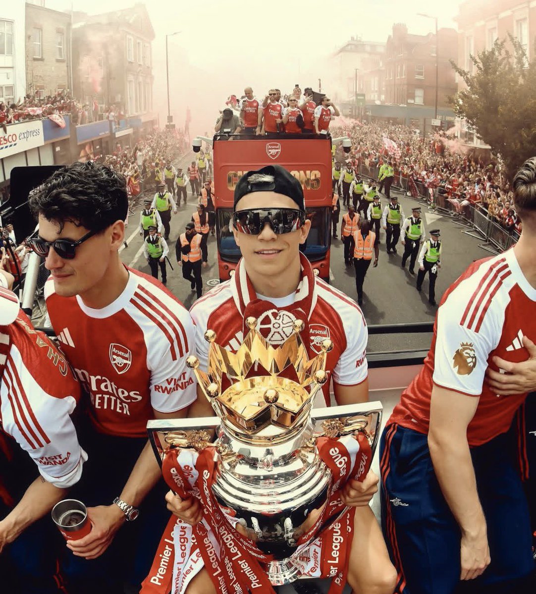 AliGunner_'s tweet photo. Premier League Champion Leandro Trossard 😎. @LTrossard @Arsenal https://t.co/du1aSbmJfW