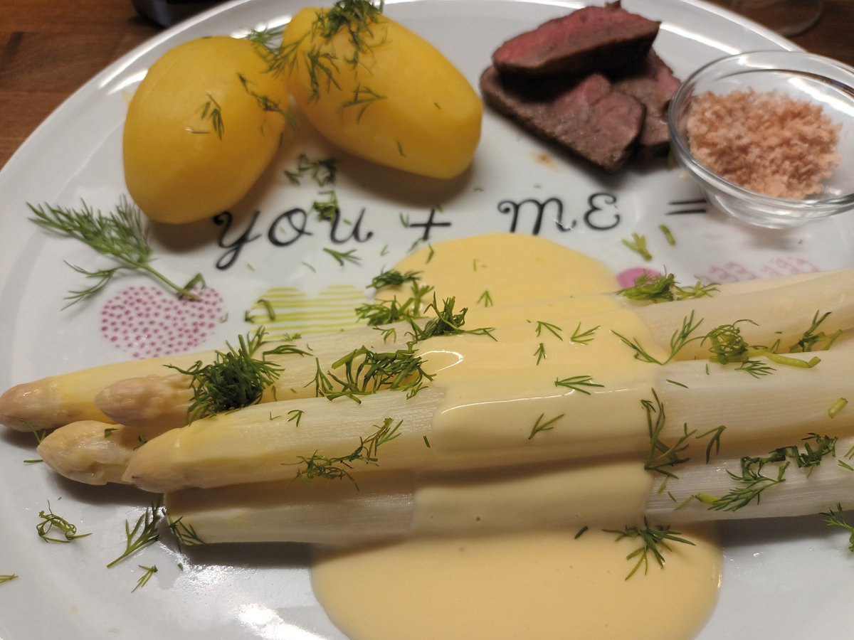 kristallnaach's tweet photo. 🐄 Saftig zartrosa #RinderhüftSteak
..mit lecker regionalem 🌱 #Spargel
Dazu die zarten rosa #Salzflocken🌸
🧂#FingerSalz von @KauftKoerrie👩‍🍳
#selbstgemacht 🍽 #frischgekocht 

#Weintag🍷#Sonntagsessen😋brauch'
wohl mal einen neuen # Hashtag 😂
#Hexenküche #KorasGourmetKüche? https://t.co/mCBGgQyTch