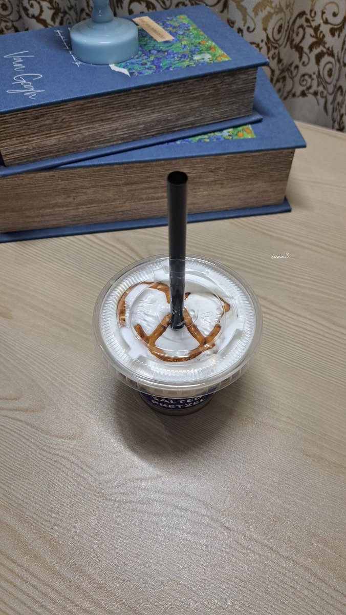 ivaa3_'s tweet photo. Pretzel 🥨✨️. https://t.co/Hgis8BIddC