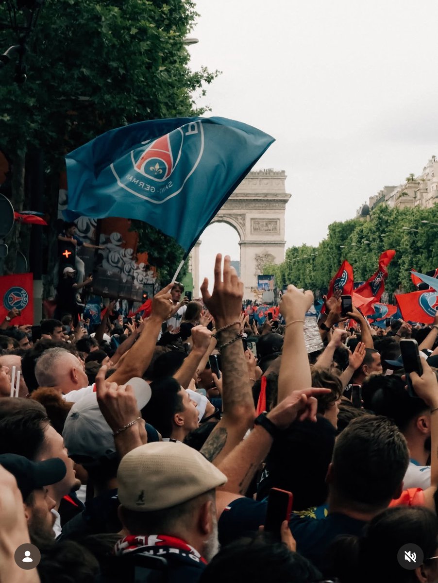 dwayneallen24's tweet photo. One of the best things about the passionate futbol fans winning globally is all the beautiful images that come from it! 📸 @PSG_English #champi̇onsleague #psg #parissaintgermain https://t.co/VvQhRNeUnY