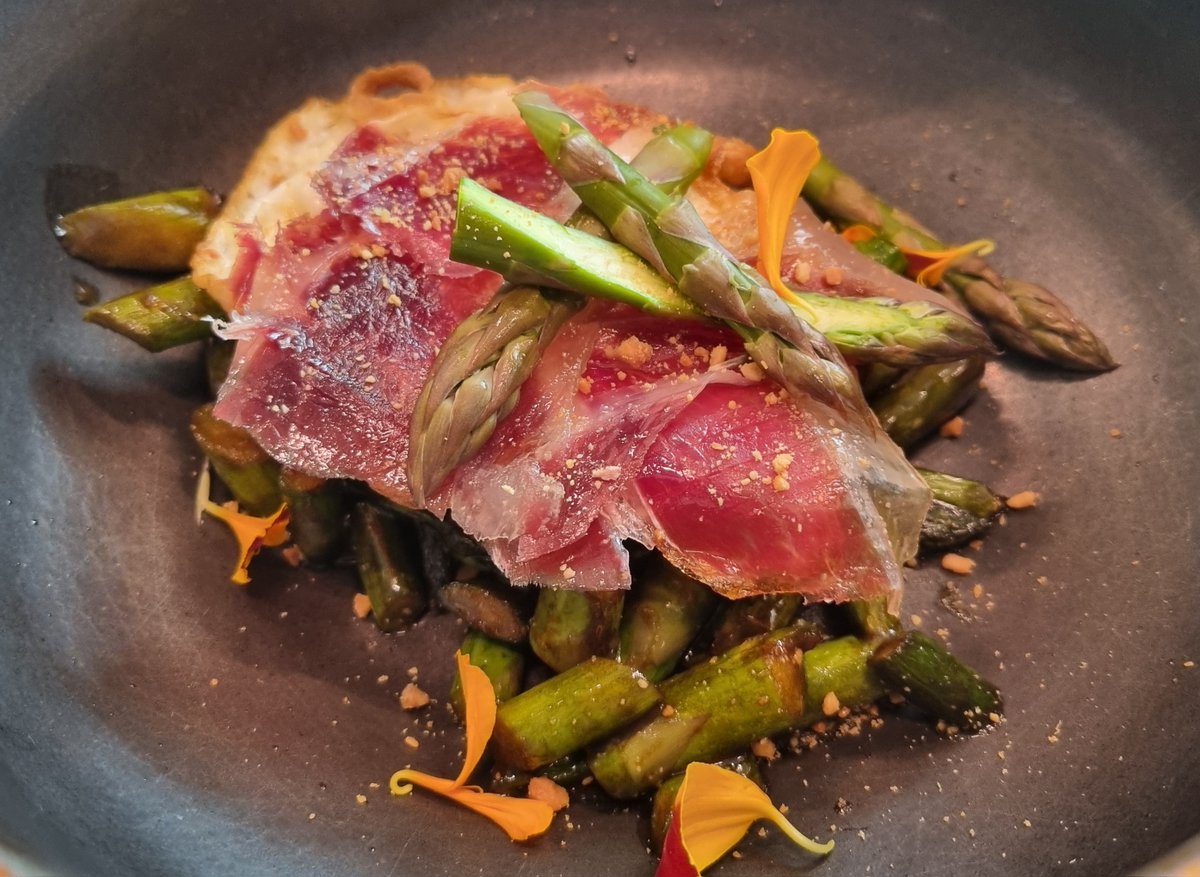 MagazineCBD's tweet photo. Cocina con solera en @uskar_rest , muy diferente a la hora de comer y apreciar esa 'cocina con alma' de la mano de un artista de lo cotidiano como #josemiguelvaldivieso que lo mismo te prepara un espectacular espárrago verde con huevo de Curro o una excepcional berenjena asada. https://t.co/j185kVgq2Q