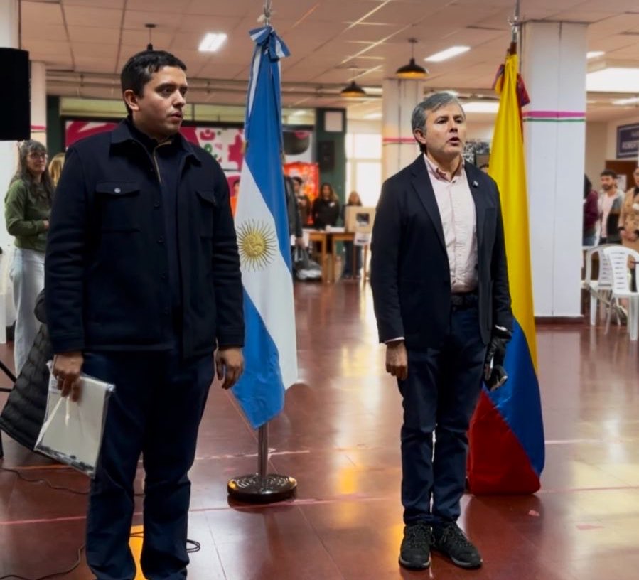 ArgentinaEmbCol's tweet photo. Cierre de la jornada electoral presidencial en Argentina. Los colombianos pudieron ejercer su derecho al voto en Buenos Aires, Córdoba y Mendoza. 

El Embajador @jrobertoacosta1 agradeció a  ciudadanos, jurados, testigos, observadores y autoridades por la colaboración. https://t.co/mFHZnfOdkU