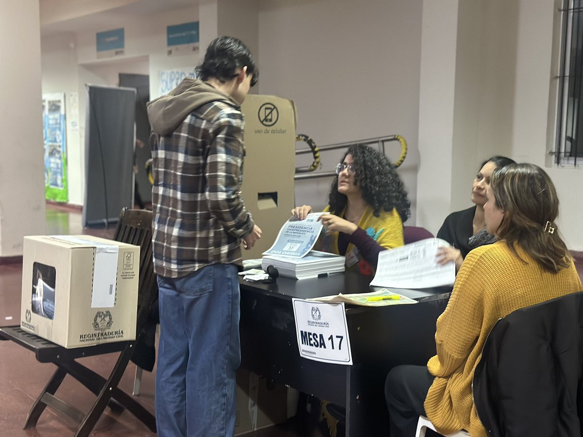 ArgentinaEmbCol's tweet photo. Cierre de la jornada electoral presidencial en Argentina. Los colombianos pudieron ejercer su derecho al voto en Buenos Aires, Córdoba y Mendoza. 

El Embajador @jrobertoacosta1 agradeció a  ciudadanos, jurados, testigos, observadores y autoridades por la colaboración. https://t.co/mFHZnfOdkU