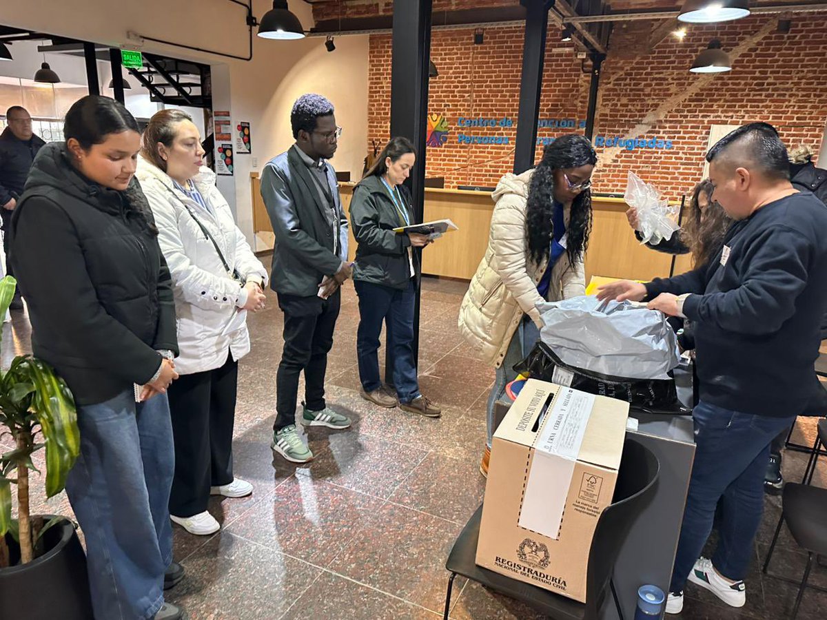 ArgentinaEmbCol's tweet photo. Cierre de la jornada electoral presidencial en Argentina. Los colombianos pudieron ejercer su derecho al voto en Buenos Aires, Córdoba y Mendoza. 

El Embajador @jrobertoacosta1 agradeció a  ciudadanos, jurados, testigos, observadores y autoridades por la colaboración. https://t.co/mFHZnfOdkU