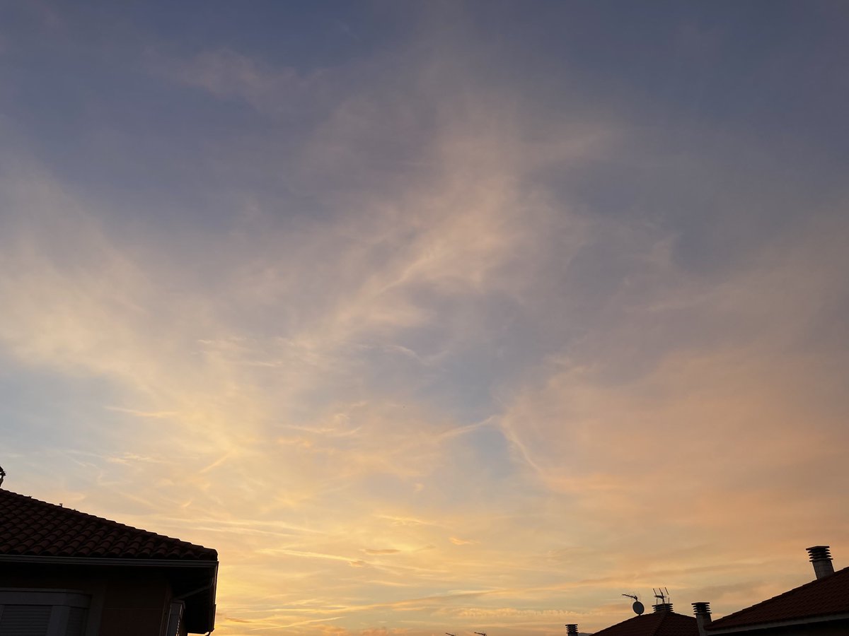 yolanda_profe's tweet photo. Una puesta de sol preciosa aquí en Madrid el 31 de mayo. Patrocinada por el timo climático. https://t.co/hrSYQtfZTG