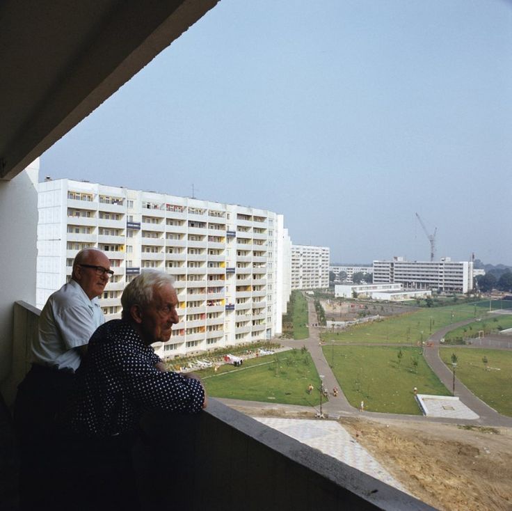 GDRvisuals's tweet photo. Two elderly men look out over a new Plattenbau development, Berlin-Köpenick, 1980. https://t.co/TyqpB3N8tC