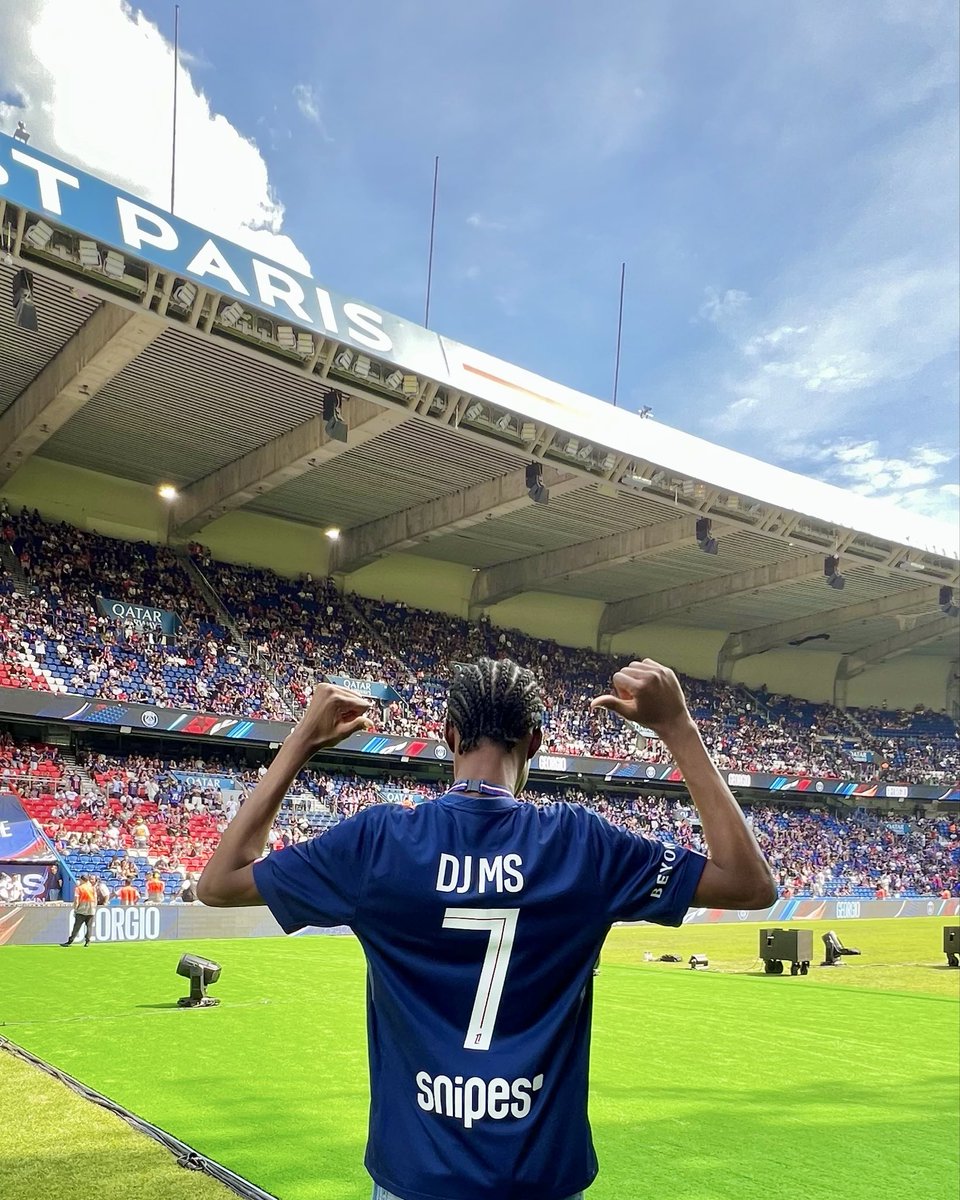 djmsparis's tweet photo. 🏆 ICI C’EST PARIS 🇫🇷🔥👏🏾
Hier j’assurais les arrières du show de Tonton @rimkofficiel au📍Parc des Princes 🏟️ pendant l’avant match de la finale de la Ligue des Champions ⚽️ PSG - Arsenal ⚡️🚨

#djmsparis #live #parcdesprinces #rimk https://t.co/wCam0U7eRn