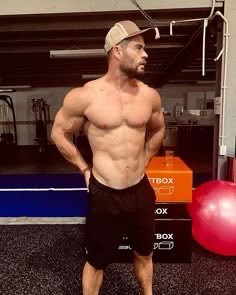 gayforhimbos's tweet photo. oh daddy hemsworth.. https://t.co/Y2H9naw7Qh