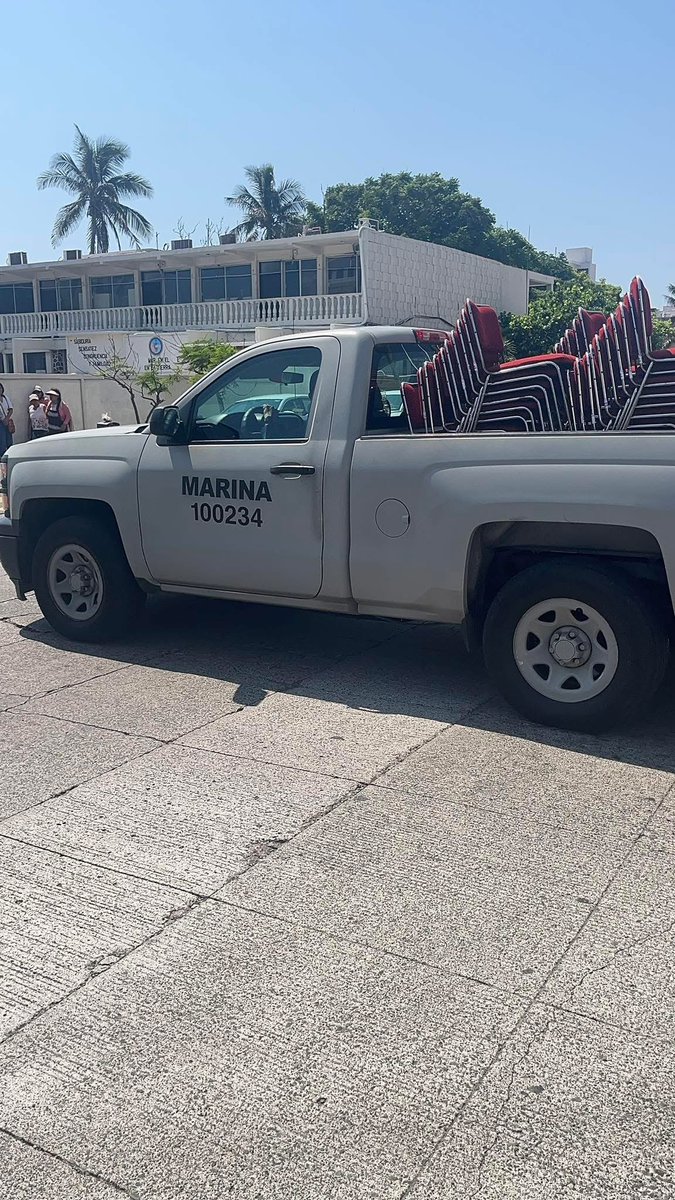 MarioVarMuz's tweet photo. Como por qué un vehículo oficial de la Marina, acarrea sillas para un evento político en la ciudad de Veracruz? @CarlosLoret https://t.co/oUC4PPaNy3