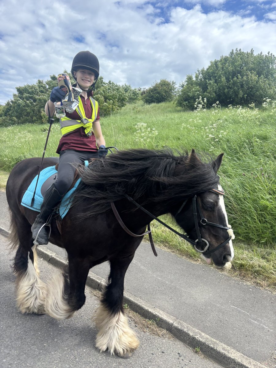 waddells74's tweet photo. Protecting myself 👧 and my horse 🐴 and all vehicles 🚗 🚛 🏍️ 🚐 who use these roads 🛣️ ⚠️ #Flincars can cause accidents!!! STOP 🛑 it takes 2minutes to #Binit 🗑️ 😀 xxx https://t.co/W3jl9SCNJy
