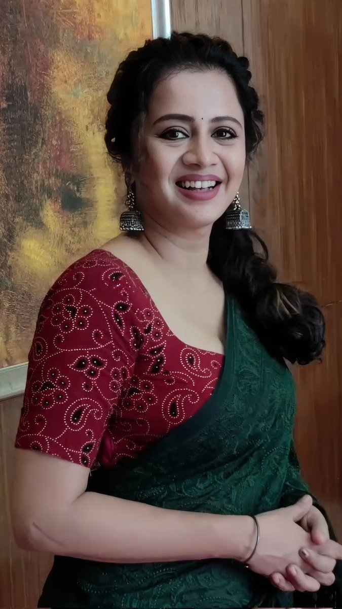 Ladies_Soothu's tweet photo. Anjana maami kusu utta soothulandhu malli poo vasana dha varum. Sapudra sappadu lam vayithula poi alvaa maari peluva 🛐 https://t.co/ordyGMS1zO