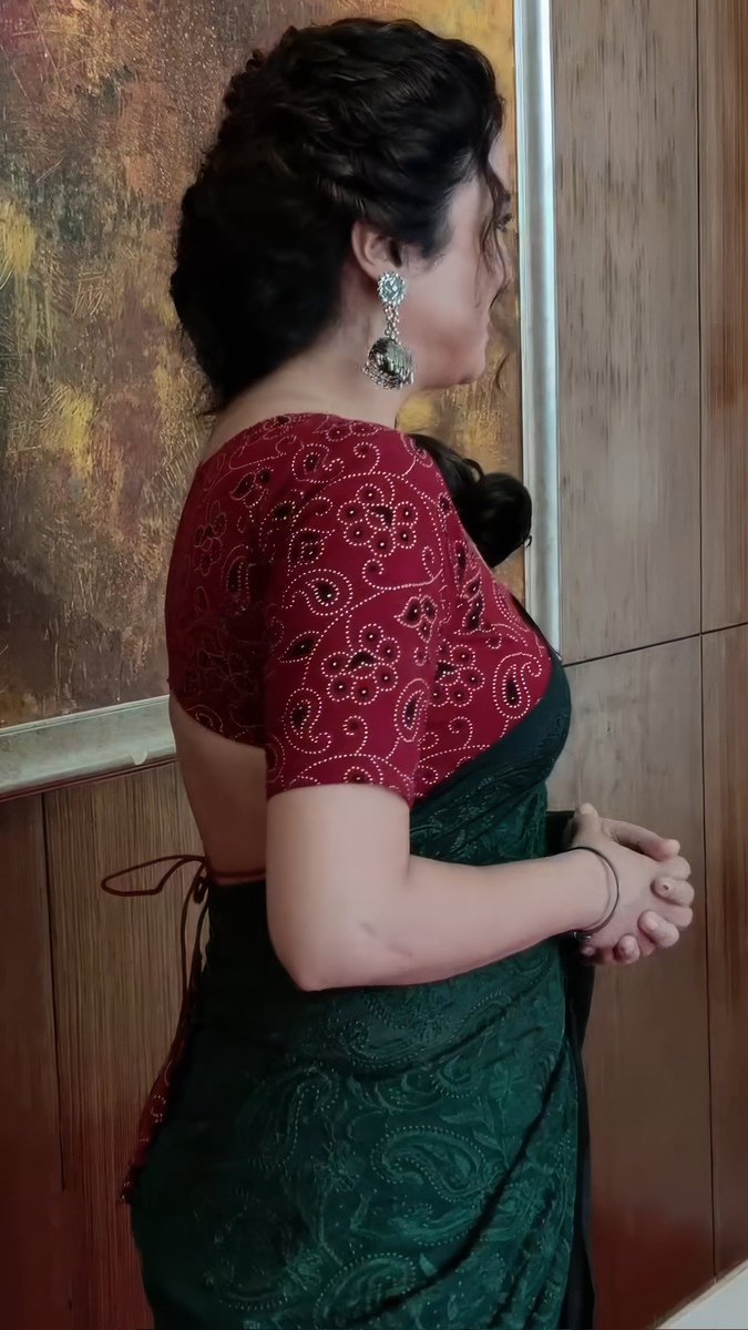 Ladies_Soothu's tweet photo. Anjana maami kusu utta soothulandhu malli poo vasana dha varum. Sapudra sappadu lam vayithula poi alvaa maari peluva 🛐 https://t.co/ordyGMS1zO