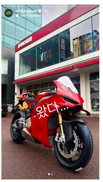 DoUcbts's tweet photo. Saw this sign earlier this week on a two lane road, advising motorists to stay alert as the weather warms up. 😀😀😀💜💜💜🏍️🏍️🏍️🛣️🛣️🛣️#BTS #JungKook #BTS_ARİRANG #BTS_SWİM @BTS_twt https://t.co/sTuETtYcZa