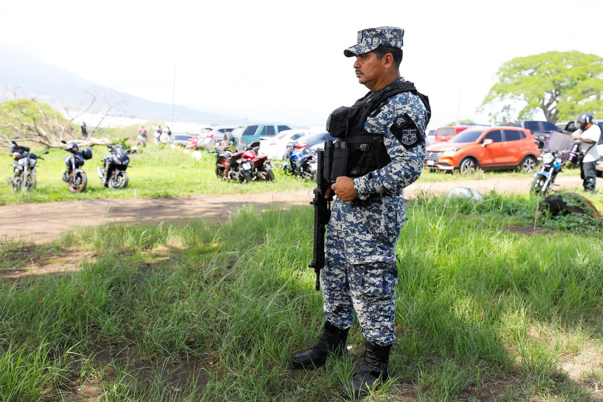 PNCSV's tweet photo. 🚩🏎️ Más de 30 equipos de Centroamérica y Estados Unidos prueban su resistencia en el Autódromo El Jabalí. 

Organizadores, competidores y asistentes cuentan con seguridad policial durante todo el evento "3 horas El Salvador". https://t.co/ilOxiTbvBj