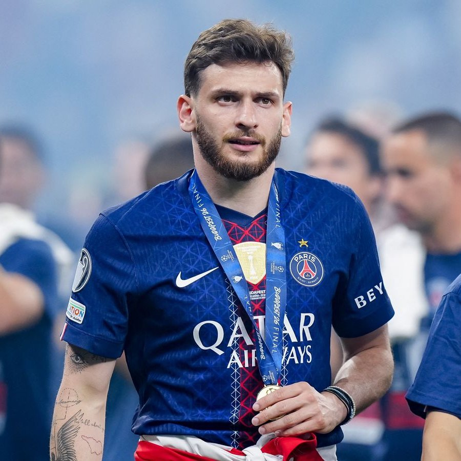 Cultination1's tweet photo. 🇫🇷🏆⚽De l’anonymat total il y a 3 ans… à sa 2e FINALE DE LIGUE des Champions consécutive avec le PSG.

Il y a encore 3 ans, Khvicha Kvaratskhelia était un JOUEUR DISCRET du Dinamo Batumi en Géorgie. Issu d’un quartier modeste de Tbilissi, il a surmonté de nombreuses épreuves : prêts en Russie, l’invasion de l’Ukraine qui BOULVERSE sa carrière, et un père malade dont il a financé l’opération cardiaque avec son PREMIER SALAIRE important.  

Recruté par Naples en 2022 pour 9,5 MILLIONS D’EUROS, il explose et devient « Kvaradona », menant le club au titre de Serie A. 

En janvier 2025, le PSG l’achète pour environ 60 MILLIONS D’EUROS. À seulement 25 ans, l’ailier géorgien s’impose comme une star et remporte sa deuxième Ligue des Champions consécutive avec Paris.
(BBC Sport)