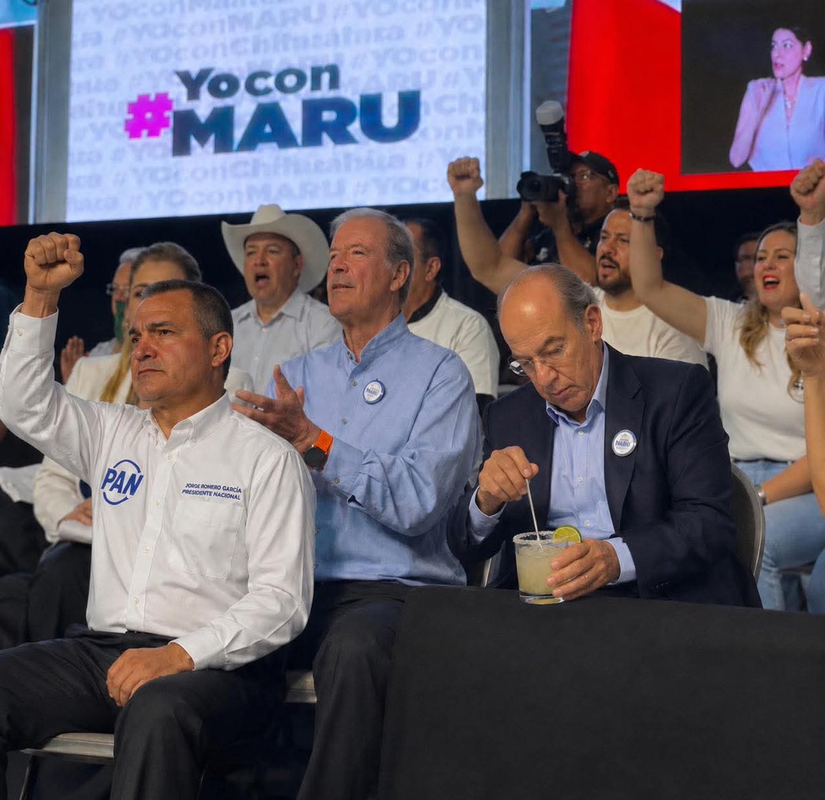 javi1dc's tweet photo. En el 2027 ni un solo voto a los traidores de la patria, a los que están entregados a TRUMP y Estados Unidos, a los que prefieren entregar nuestros bienes nacionales y terminar de vender o regalar a México, ni un solo voto al @AccionNacional y al PRI. https://t.co/XQi8oIusx1