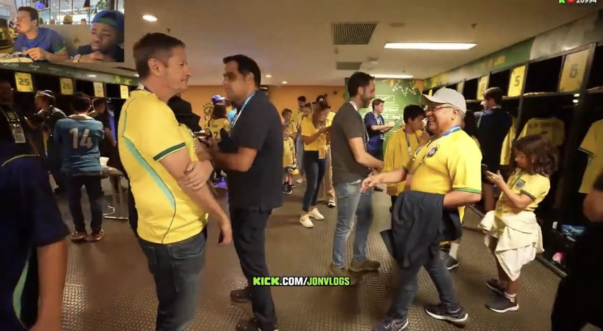DataFutebol's tweet photo. Antes da chegada dos jogadores para o jogo contra o Panamá, diversos convidados estavam no VESTIÁRIO da Seleção Brasileira tirando fotos e conhecendo o local.

📸 Jon Vlogs https://t.co/uhLDa3p1Vk