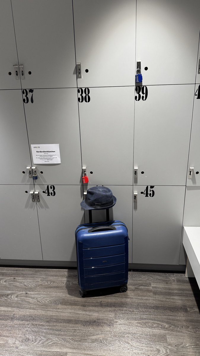 InversorBit's tweet photo. Alguien ha dejado su maleta y sombrero en el vestuario del gym mientras entrenaba y a nadie se le ocurriría robarla.

Esto solamente pasa en Suiza 🇨🇭 https://t.co/l2XwAplpb9