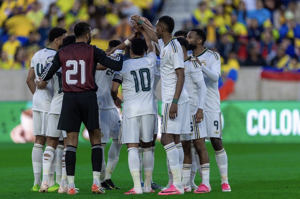 hani_s100's tweet photo. #السعودية_الإكوادور
⚪️ لا تضم تشكيلة منتخبنا المشارك في كأس العالم 2026 لاعبين تحت 23 عامًا قادرين على تقديم الإضافة الفنية باستثناء مصعب الجوير، وهو مؤشر يثير التساؤلات حول جودة مخرجات المنتخبات السنية خلال السنوات الماضية.
🟢 وتزداد أهمية تواجد هذه الفئة العمرية لما تتميز به من حيوية عالية، واندفاع، وطموح كبير لإثبات الذات، لا سيما أن المنتخب يعاني في عدة مراكز من ضعف الجودة الفنية والحاجة إلى خيارات أكثر قدرة على المنافسة
⁉️فمن المسؤول عن هذا الواقع