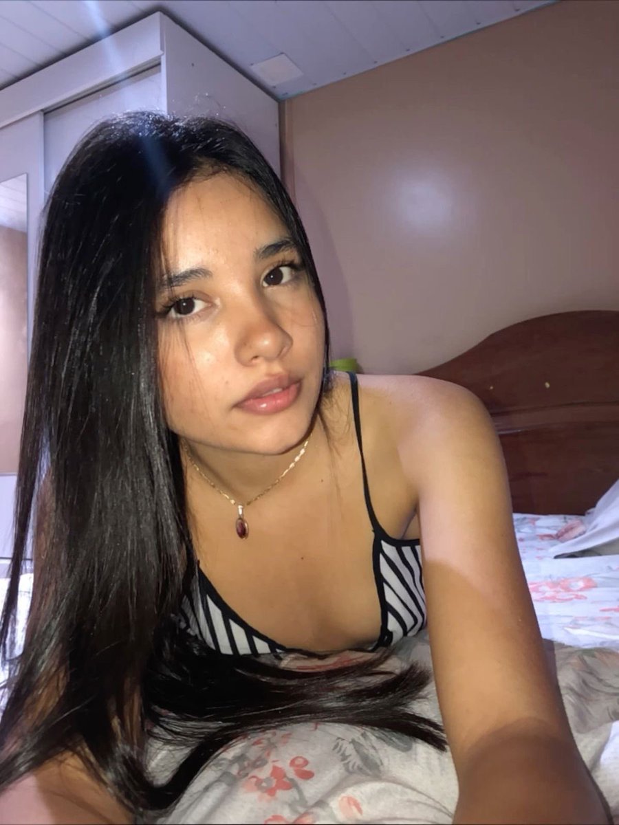 Gui_viana_10's tweet photo. Would U date a skinny girl like mee? https://t.co/1J785ESfgS