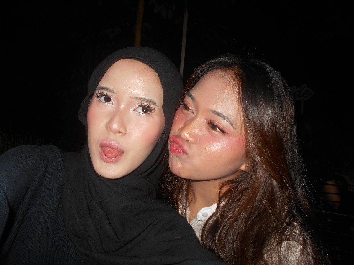 llweelyn's tweet photo. ibarat sashfir &amp; amanda zahra https://t.co/qBnZEU9mtP