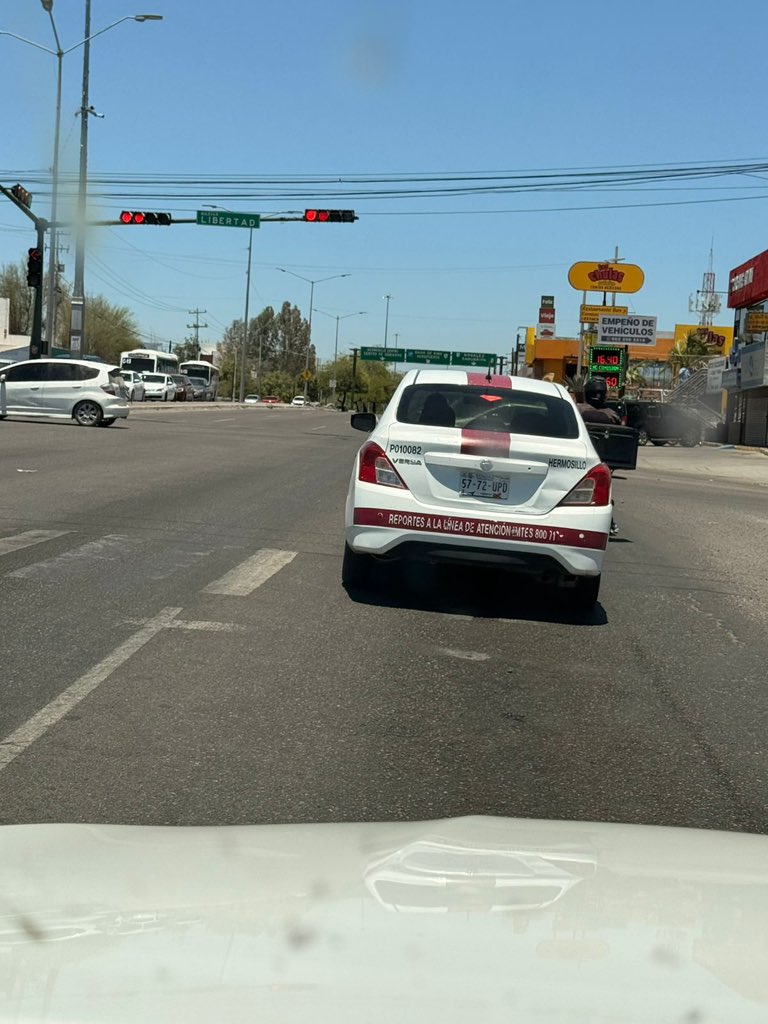 adrian_cobos's tweet photo. Por uno la llevan todos … taxista de HMO prófugo del ácido fólico que no sabe respetar cebras ni dónde hacer correctamente el alto en los semáforos … aun así se sienten los amos y señores de las calles … en fin @Policia_HMO https://t.co/Qlo0Ywq7Ka