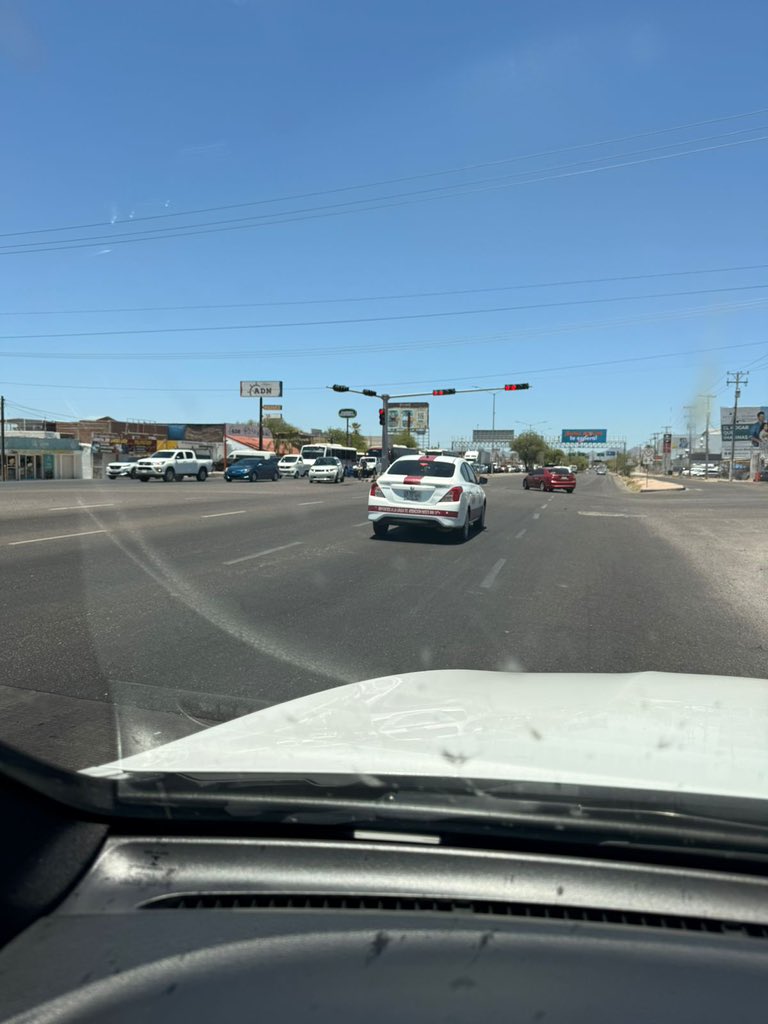 adrian_cobos's tweet photo. Por uno la llevan todos … taxista de HMO prófugo del ácido fólico que no sabe respetar cebras ni dónde hacer correctamente el alto en los semáforos … aun así se sienten los amos y señores de las calles … en fin @Policia_HMO https://t.co/Qlo0Ywq7Ka