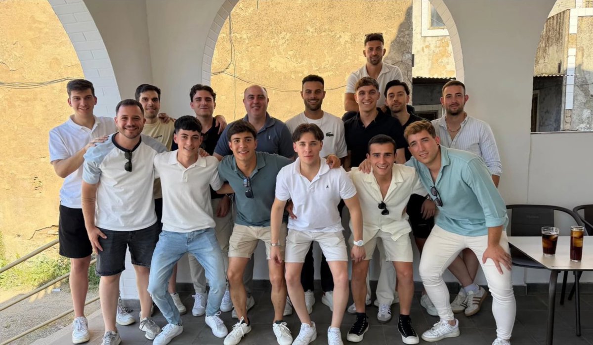 zahinosfs's tweet photo. El esfuerzo se vive en el campo, pero el equipo también se construye fuera de él.

Fin de temporada, juntos como siempre! https://t.co/TxIk0V8yCl
