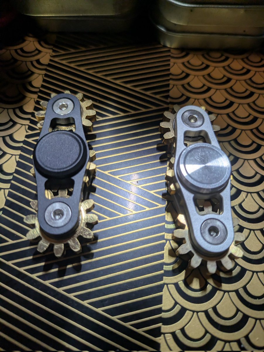 kengs12's tweet photo. この歯車のハンドスピナー
使い切ったと思ってたら
黒×19個
銀×14個
残ってた

よし！久し振りに やるぞ！ https://t.co/F97ltScQMa