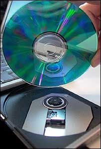 _3emeOeil's tweet photo. 💿😱 Sony a secrètement installé un logiciel espion sur des millions d’ordinateurs… via de simples CD de musique.

En 2005, Sony distribue des millions de CD audio contenant un logiciel caché appelé XCP, conçu pour empêcher la copie des morceaux.

Ce programme s’installait automatiquement sur les PC Windows sans avertissement clair et utilisait des techniques de rootkit, habituellement associées aux malwares.

Lorsqu’un chercheur en sécurité découvre le système, le scandale éclate : le logiciel ouvrait des failles exploitables par des pirates et était extrêmement difficile à supprimer.
Face à la polémique mondiale, Sony est contraint de rappeler des millions de CD et l’affaire devient l’un des plus grands scandales de sécurité informatique de l’histoire.