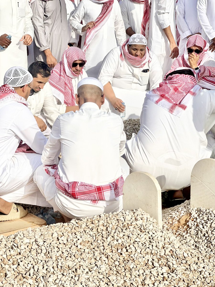 fahad_aldous's tweet photo. 🤲🏻اللهم أننا الليلة الاولى في القبر لأبن العم الشاب /محمد بن عبدالمحسن الدوس ..
🤲🏻اللهم اجعل قبره روضة من رياض الجنة، ولا تجعله حفرة من حفر النار. 
🤲🏻اللهم أخلف عليه شبابه  بالجنة.
🤲🏻اللهم ثبّته عند السؤال، وآمنه من فزع يوم القيامة، واجعله في عليين مع النبيين والصديقين والشهداء والصالحين، وحسن أولئك رفيقاً 
#محمد_الدوس