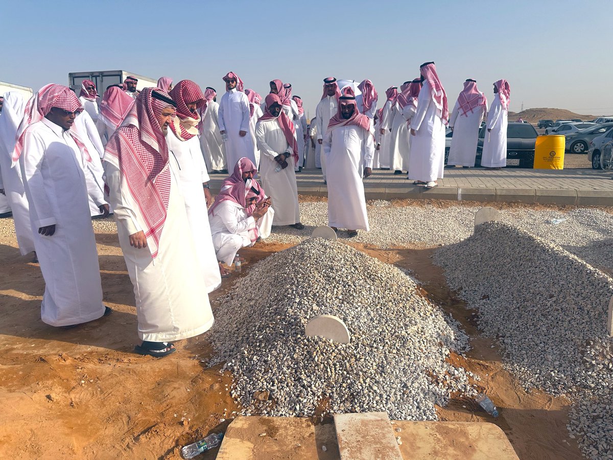 fahad_aldous's tweet photo. 🤲🏻اللهم أننا الليلة الاولى في القبر لأبن العم الشاب /محمد بن عبدالمحسن الدوس ..
🤲🏻اللهم اجعل قبره روضة من رياض الجنة، ولا تجعله حفرة من حفر النار. 
🤲🏻اللهم أخلف عليه شبابه  بالجنة.
🤲🏻اللهم ثبّته عند السؤال، وآمنه من فزع يوم القيامة، واجعله في عليين مع النبيين والصديقين والشهداء والصالحين، وحسن أولئك رفيقاً 
#محمد_الدوس